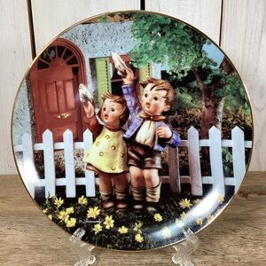 M.I. Hummel 1990 Come Back Soon Little Companions Plate Danbury Mint